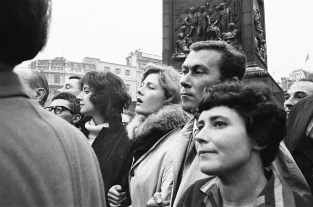 Демонстрация в центре Лондона на Трафальгарской площади под лозунгом "Запретить бомбу!". В центре - Ванесса Редгрейв. Слева от нее - писатели Дорис Лессинг и Джон Осборн. На переднем плане драматург Шила Делани. 17 сентября 1961 г.