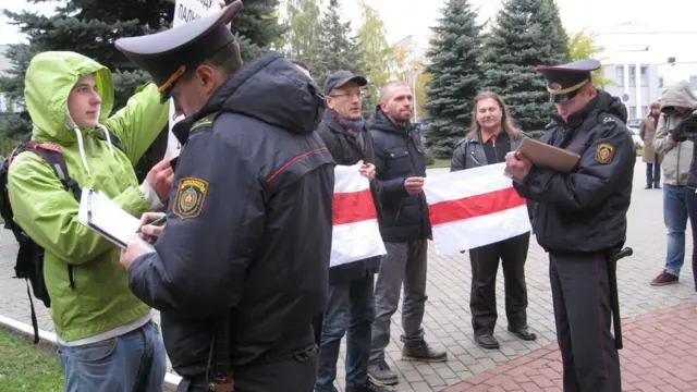 Милиция составляет протоколы на протестующих