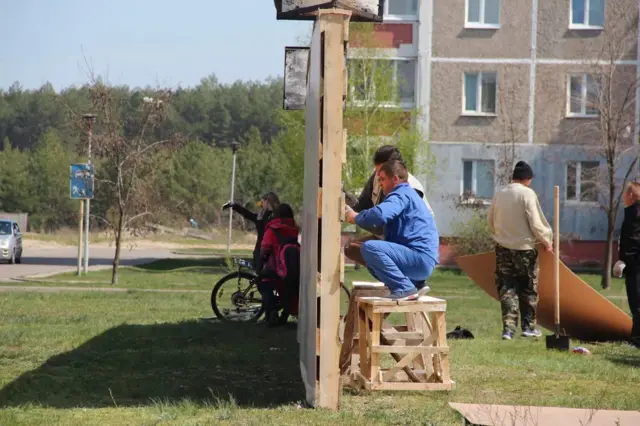 Головна аудиторія фестивалю "86" серед славутичан - молодь. Школярки фотографуются навпроти стіни - частини проекту імпровізованого "14-го кварталу" Славутича