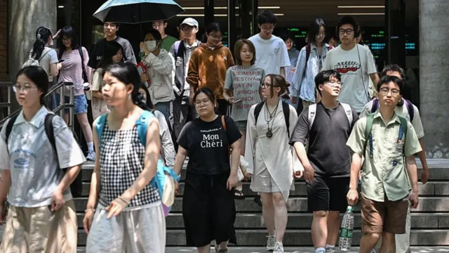 دانشجویان چینی در حال خروج از ساختمان