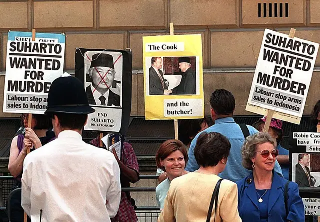 Para demonstran di luar Kantor Luar Negeri Inggris 20 Mei 1998, di London.