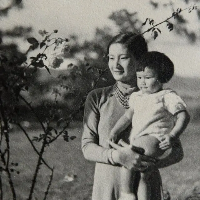Hoàng Hậu Nam Phương với thái tử Bảo Long trong album gia đình