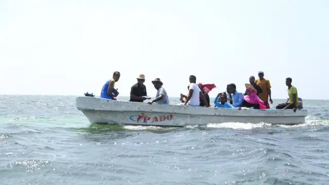 Doon ay saaran yihiin dad ku damaashaadaya xeebaha Muqdisho ee dalxiiska loo tago