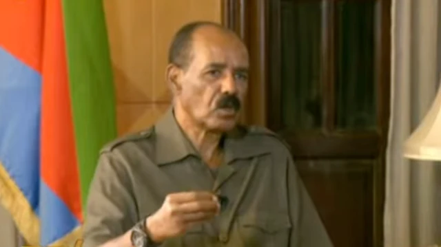 ቡናዊ ካኪ ዝገበረ ፕረዚደንት ኢሳይያስ ኣብ ቀጥታዊ ቃለመሕትት