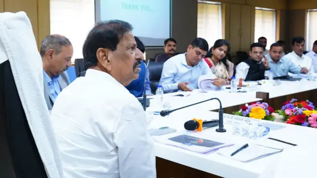 मानव-बिबट संघर्ष कमी करण्यासाठी सरकारी पातळीवर होणाऱ्या प्रयत्नांचा वनमंत्री गणेश नाईक यांनी पुण्यात आढावा घेतला