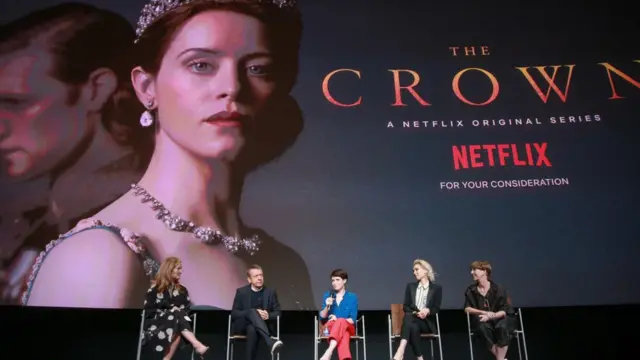 Афиша с первым сезоном "Короны"