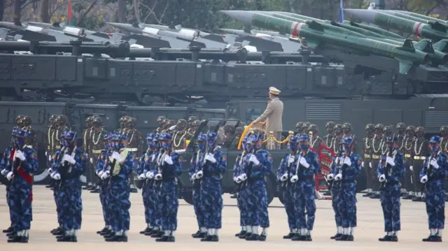 মিয়ানমারের সেনাবাহিনীর মহড়ায় সমরাস্ত্র প্রদর্শনী