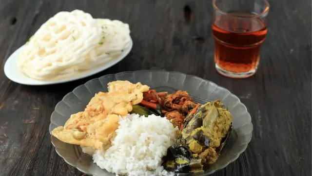 Salah satu cara pemilik warteg dapat menyiasati kenaikan harga bahan pangan adalah dengan mengurangi porsi yang dihidangkan.