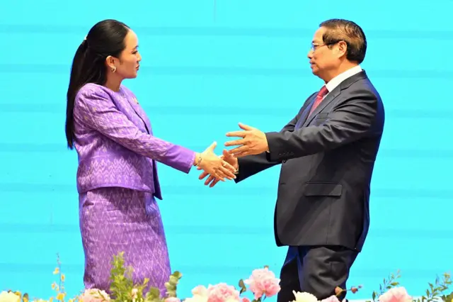 Thủ tướng Phạm Minh Chinh (phải) chào đón Thủ tướng Paetongtarn Shinawatra của Thái Lan tại cuộc họp báo ở Văn phòng Chính phủ, Hà Nội ngày 16/5/2025