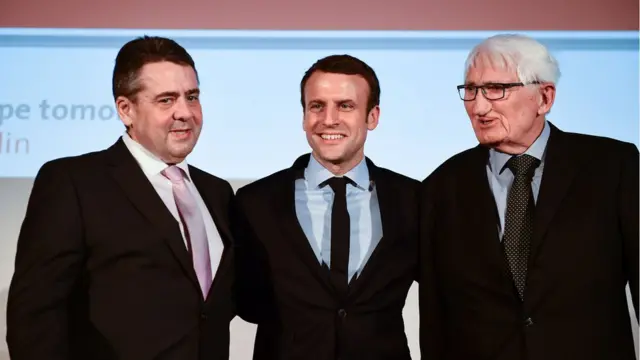 الفيلسوف هابرماس إلى جانب الرئيس الفرنسي أيمانويل ماكرون (عندما كان مرشحا للرئاسة) ووزير الخارجية الألماني السابق زيغمار غابرييل في ندوة عن المستقبل الأوروبي