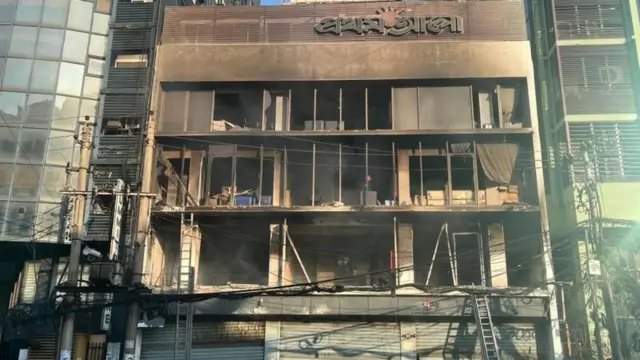 আগুনে পুড়ে গেছে দৈনিক প্রথম আলো কার্যালয়