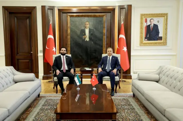 وزير الداخلية السوري أنس خطاب، خلال لقائه نظيره التركي علي يرلي كايا، في العاصمة التركية أنقرة . 4 أغسطس / آب 2025