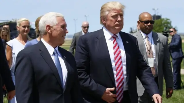 Donald Trump atembea na mgombea mwenza wake Mike Pence baada ya kuwasili Cleveland, Ohio, (20 Julai 2016)