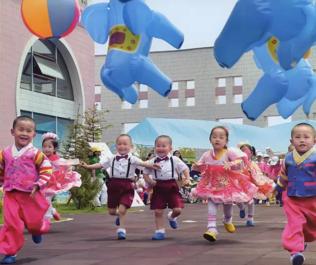 Niños de un orfanato en Pyongyang.