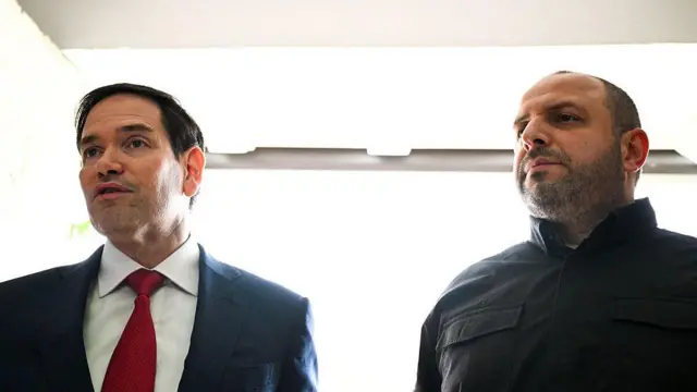 Державний секретар США Марко Рубіо (ліворуч) і секретар Ради національної безпеки і оборони України Рустем Умеров спілкуються з журналістами після зустрічі в Галлендейл-Біч, Флорида, 30 листопада 2025 року. 