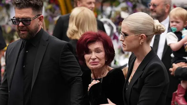 La esposa de Ozzy, Sharon, y sus hijos, Jack y Kelly.