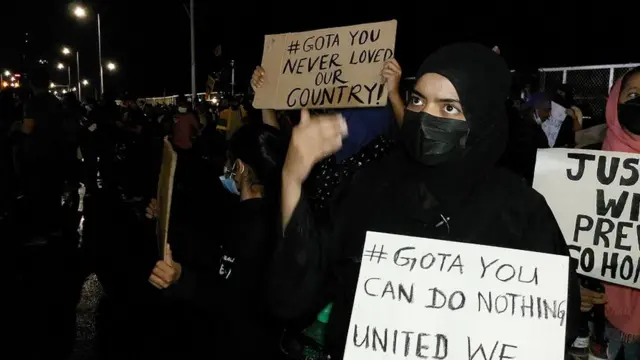 "அணியும் ஆடை முதல் அனைத்திலும் சவால், அதனால் போராட வீதியில் இறங்கிவிட்டேன்" - இலங்கை இஸ்லாமிய பெண்