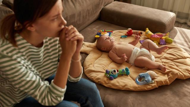 Contrairement au "baby blues" qui apparaît dans les premiers jours suivant l'accouchement, la dépression post-partum peut survenir jusqu'à un an après la naissance.