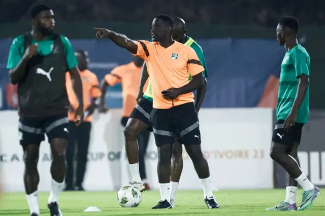 Emerse Fae dirige une séance d'entrainement durant la CAN 2023.