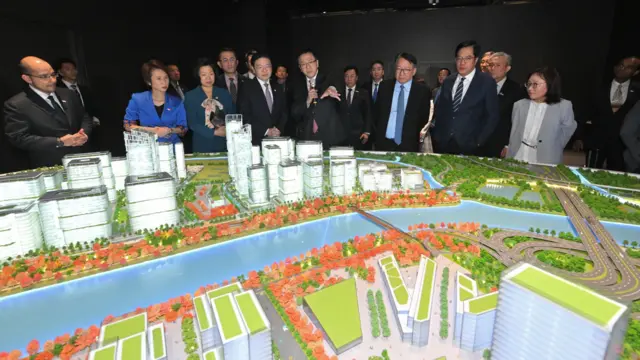 新加坡總理黃循財（前排左四）聽取中國香港特區官員介紹河套香港園區（中國香港特區政府新聞處／中新社圖片27/3/2026）