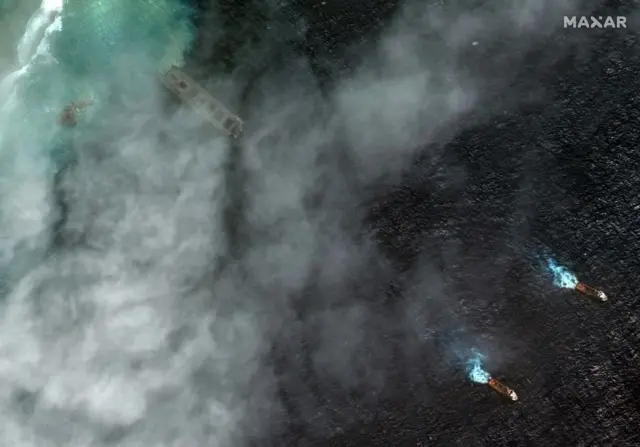 「若潮號」後半截船身嵌在礁石上