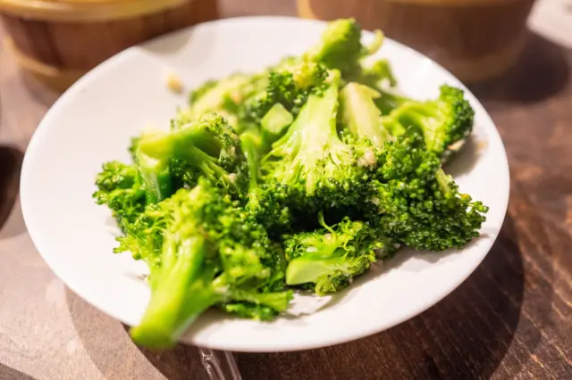 وعاء يتضمن بروكلي مطهو ​​على البخار في مطعم في سان فرانسيسكو