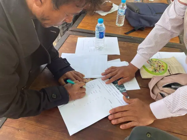 နှစ်ဖက်မျိုးနွယ်စုတွေဟာ သက်သေတွေရှေ့မှာ လက်မှတ်ရေးထိုးခဲ့ကြပါတယ်။