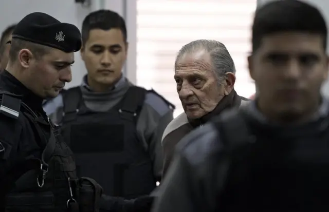 El exjefe de la RIBA, Luis Tomás Trillo (centro).