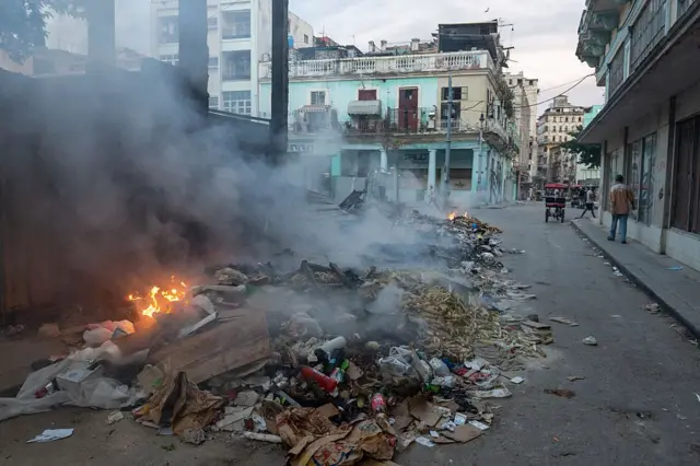 Un montón de basura en llamas en una calle de La Habana