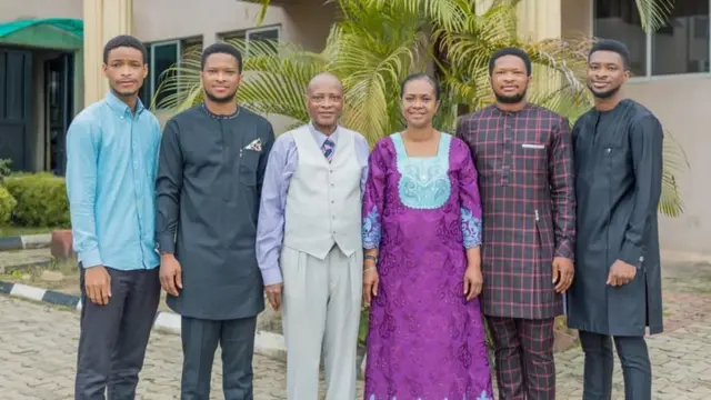 Aworan mọlẹbi Lawrence Oyor