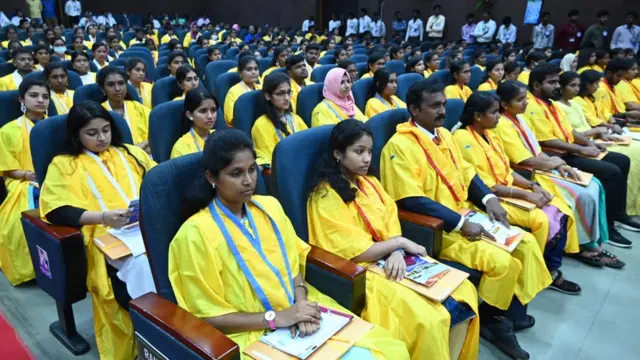 பட்டம் பெற காத்திருந்த மாணவர்கள்.