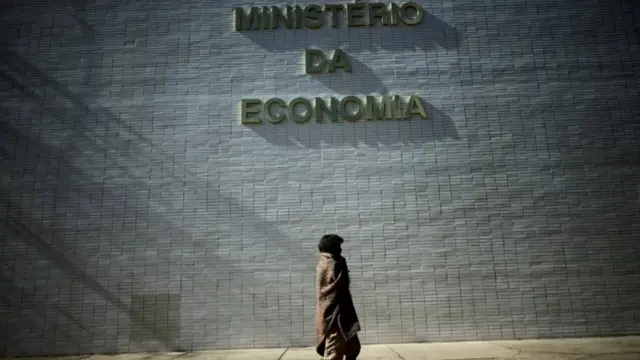 Moradoracódigos promocionais betanorua passacódigos promocionais betanofrente a letreiro do Ministério da Economia