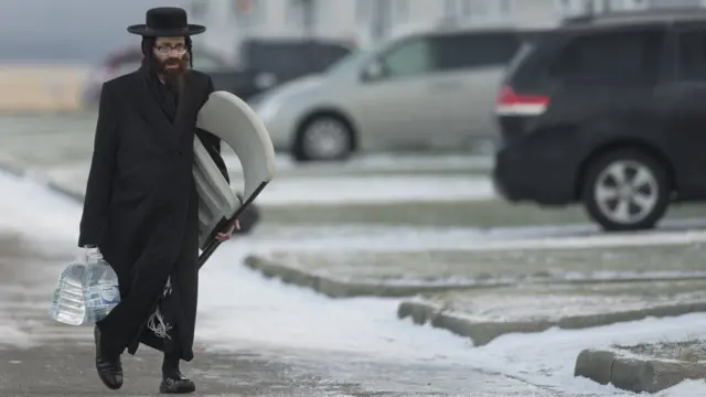 Homem integrante da Lev Tahor caminha na rua