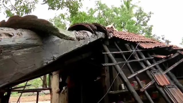 இடிந்த வீடு