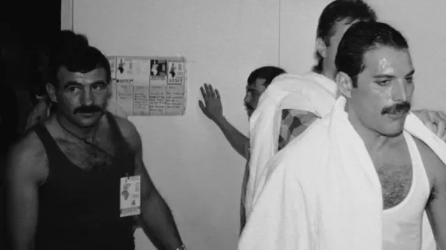 Jim Hutton (solda) ve Mercury