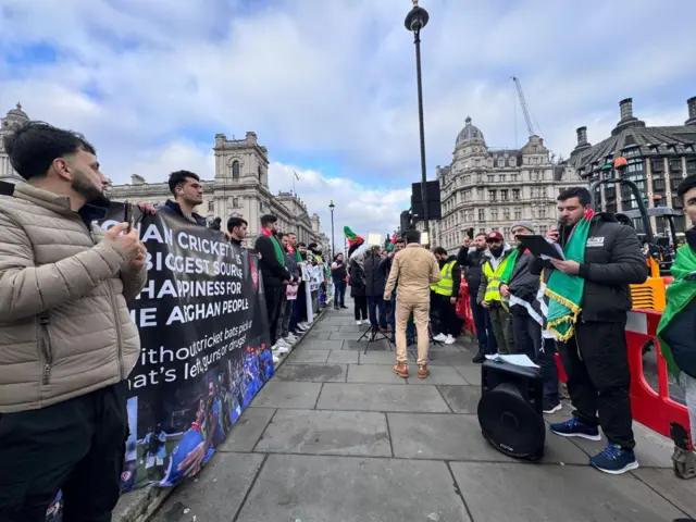 دهها افغان در تجمع پنجشنبه ۲۷ جدی/دی در مقابل پارلمان بریتانیا از تیم کریکت افغانستان حمایت کردند