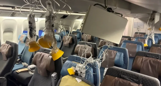 प्लेन के अंदर टर्बुलेंस के बाद ऐसा था मंज़र