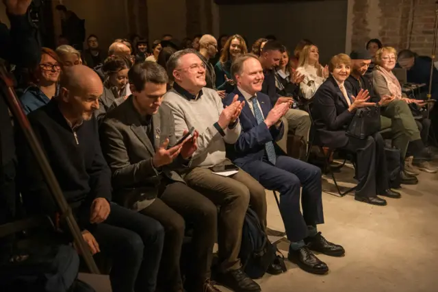 Посол Великої Британії Мартін Гарріс (четвертий у першому ряду) на церемонії нагородження переможців у 2024 році