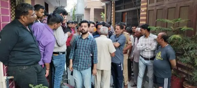 सौरभच्या घराबाहेरील जमाव