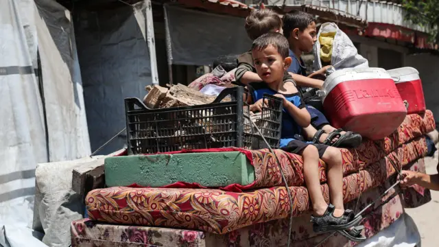 صورة لأطفال فلسطينيين ينزحون عن مناطق طالب الجيش الإسرائيلي بإخلائها في غزة.