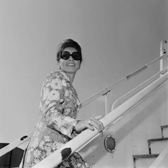 Malkia Alia wa Jordan kwenye Uwanja wa Ndege wa Heathrow huko London, Septemba 1973