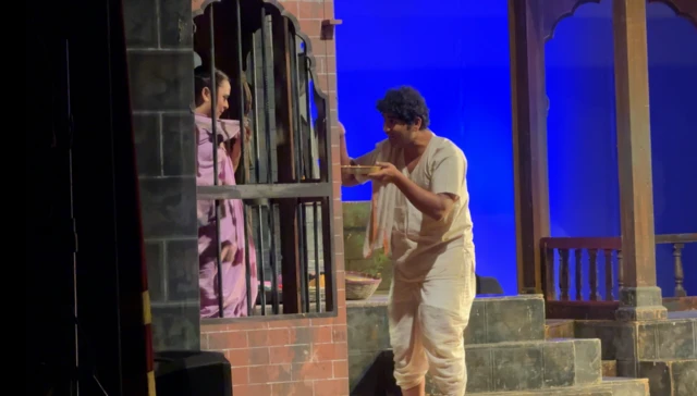 या नाटकाची कथा साधारण: एकोणिसाव्या शतकाच्या उत्तरार्धात बेतलेली आहे.