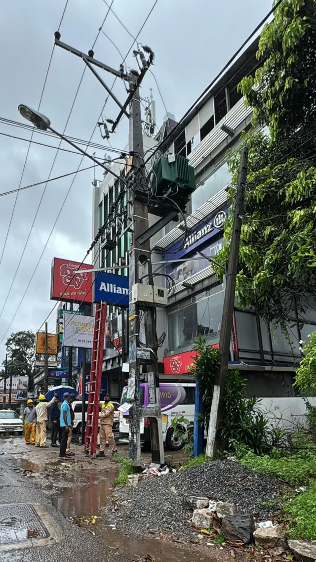 රට තුළ පවතින අයහපත් කාලගුණය හේතුවෙන් ප්‍රාදේශීය වශයෙන් විදුලි බිඳවැටීම් ඉහළ ගොස් ඇතැයි ලංකා විදුලි බල මණ්ඩලය පවසයි.