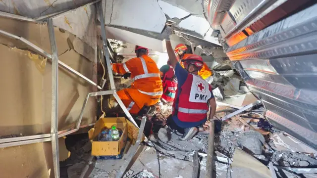 Oficiales conjuntos de SAR evacuaron a las víctimas de los escombros del edificio del internado islámico Al-Khoziny en la regencia de Sidoarjo, el martes (30/09).