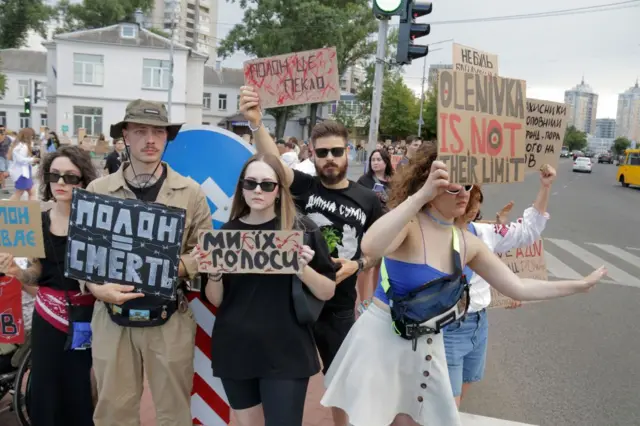 मारियोपॉल गैरिसन के युद्ध बंदियों की याद में कीएव में बीते रविवार को लोगों ने प्रदर्शन किया.