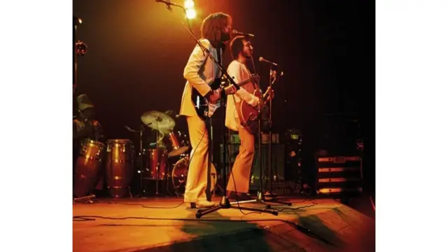 ایرِک کلیپٹن کے ساتھ پیٹ ٹاؤنشینڈ 1973 میں رینبو تھیئٹر کے سٹیج ہر