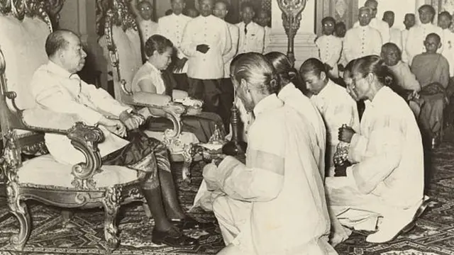 الملك نورودوم سوراماريت بعد أن تنازل له نجله سيهانوك عن العرش