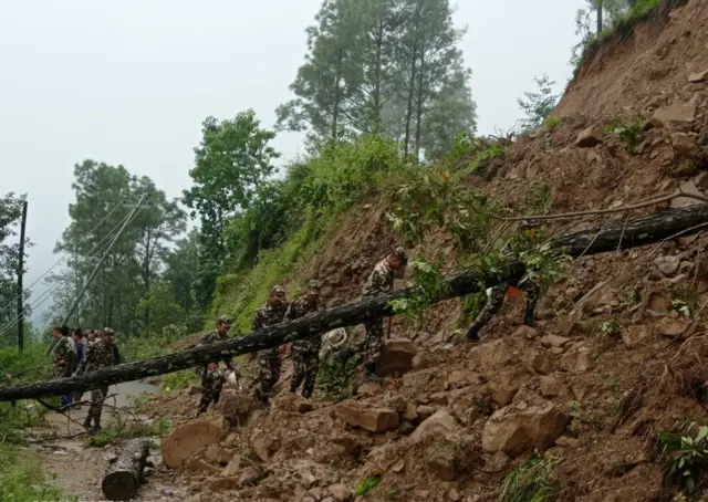 बीपी राजमार्गमा पहिरो