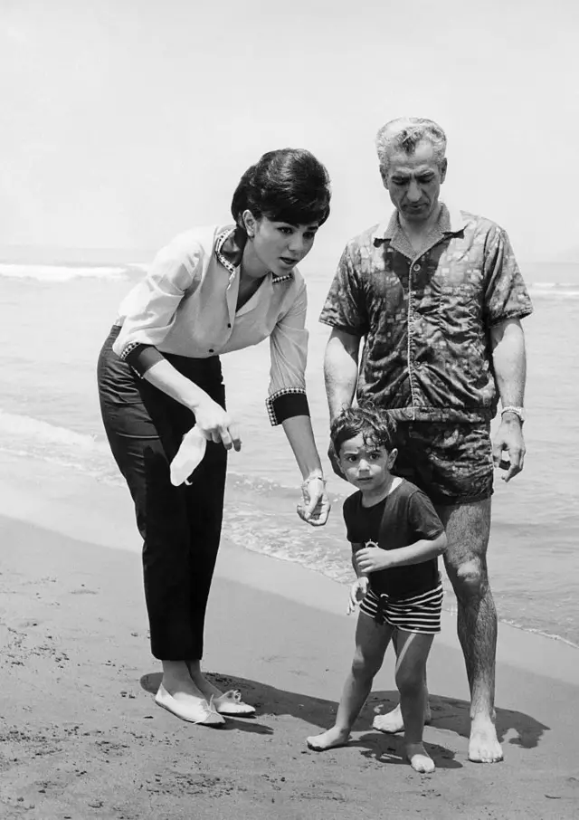 प्रिन्स रेझा पहलवी आपल्या आई-वडिलांबरोबर