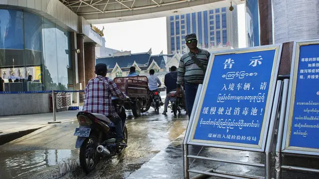 တရုတ်-မြန်မာ နယ်စပ်ဂိတ်တစ်နေရာ